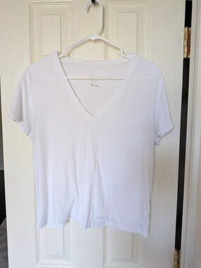 New Day White V-Neck Short Sleeve Tee Medium